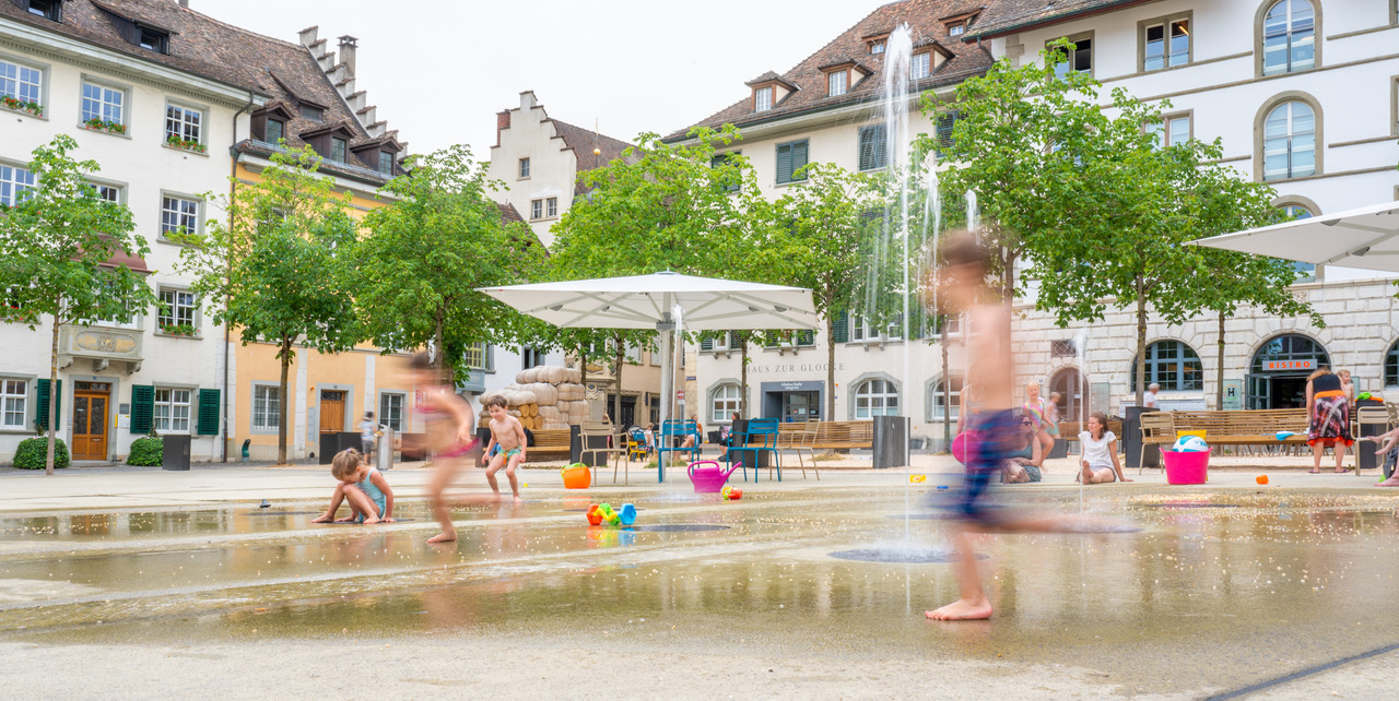 Ansicht Wasserspiel auf dem Herrenacker mit spielenden Kindern.