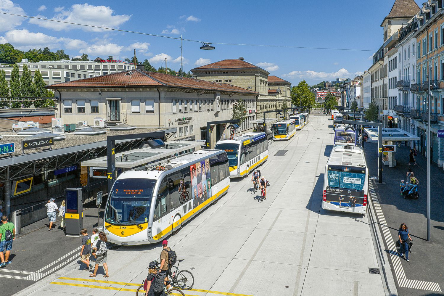 Die Bahnhofstrasse als moderner Boulevard: Elektrobusse, Begrünung und die grösste Schnellladestation Europas stehen für nachhaltige Mobilität. Als Hommage an die Anfänge der Bahnhofstrasse – als hier noch Pferdefuhrwerke verkehrten – sind in die Betonfahrbahn «Karrenspuren» eingefräst.