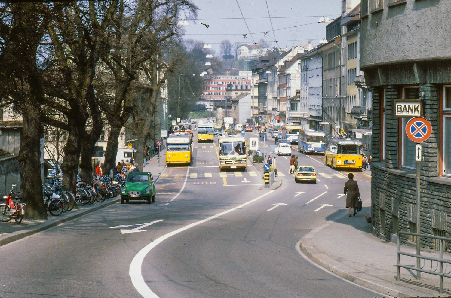 Noch <time datetime="1986">1986</time> ist die Bahnhofstrasse vor allem eine Auto-Strasse. Vermehrt werden Forderungen laut, die Bahnhofstrasse aufzuwerten und  attraktiver zu gestalten.