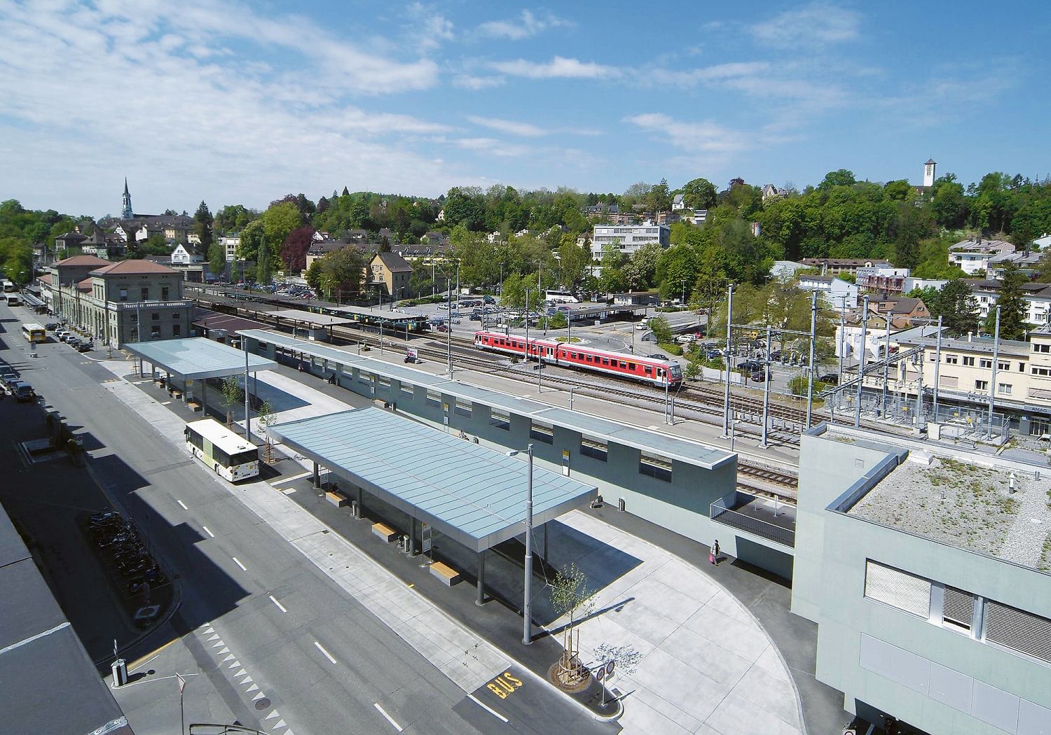 Umzug vom «Bushof» an die Bahnhofstrasse:  Das <time datetime="2004">2004</time> erbaute Regionalbuszentrum bringt die Regionalbusse an die Bahnhofstrasse. Umsteigen wird bequemer und schneller.